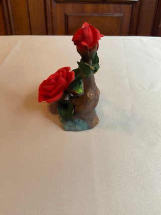 Figura de Rosas Rojas Estilo Capodimonte Realista