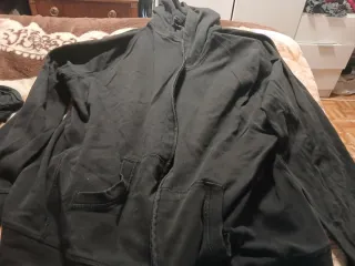 Sudadera negra con capucha y cremallera