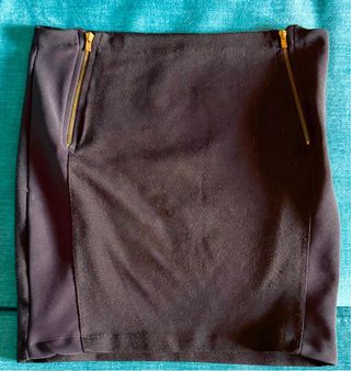 Falda negra con cremalleras doradas