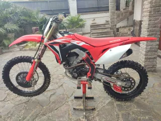 Moto de motocross honda crf 250r año 2020.