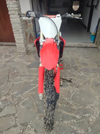 Moto de motocross honda crf 250r año 2020.