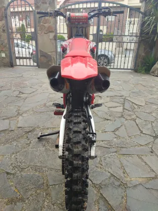 Moto de motocross honda crf 250r año 2020.