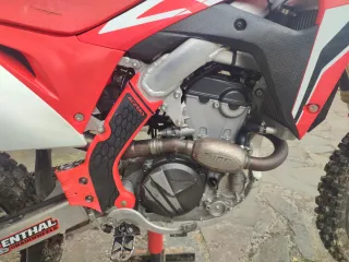 Moto de motocross honda crf 250r año 2020.