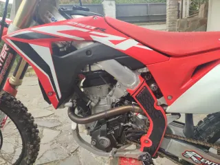 Moto de motocross honda crf 250r año 2020.
