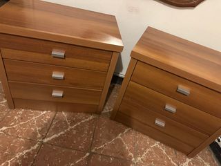 Mesita de noche de madera sin usar