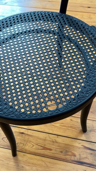 Silla negra tipo Thonet mimbre