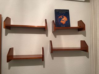 Estanterías de madera marrones