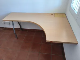 Escritorio Angular madera clara