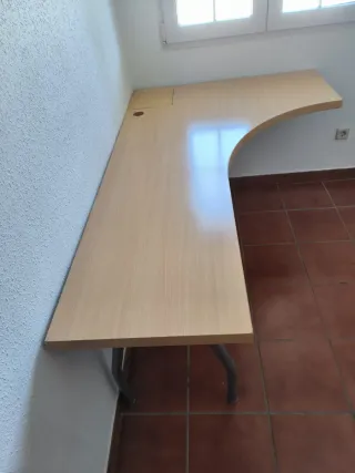 Escritorio Angular madera clara