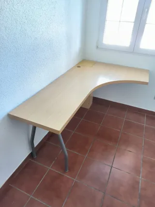 Escritorio Angular madera clara