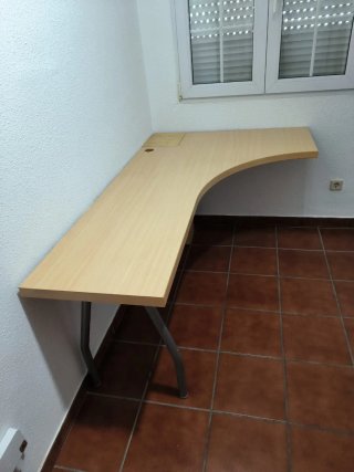 Escritorio Angular madera clara