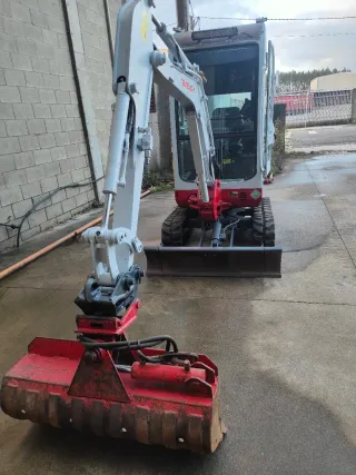 Excavadora Takeuchi TB016