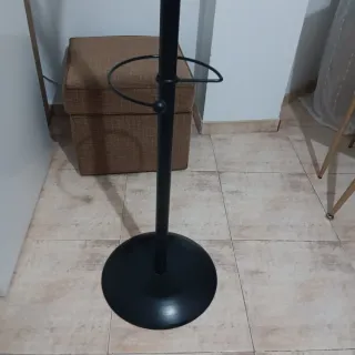 Perchero de pie negro
