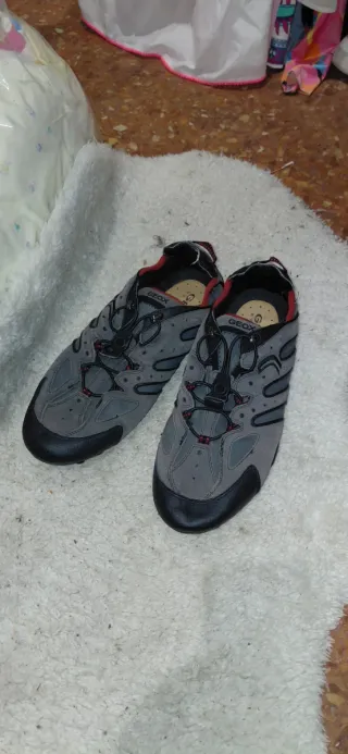 Zapatillas Geox grises y negras