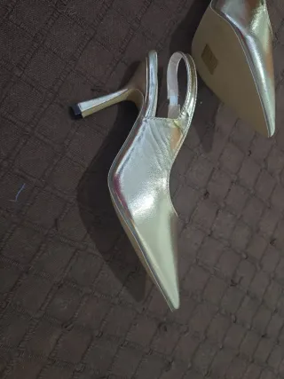 Zapatos dorados punta fina T40 tacón alto