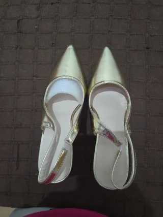 Zapatos dorados punta fina T40 tacón alto