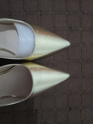 Zapatos dorados punta fina T40 tacón alto