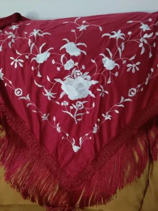 Mantón bordado burdeos bordado blanco