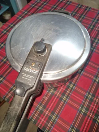 Lámpara de techo dorada con tulipas