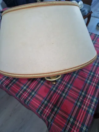 Lámpara de techo dorada con tulipas