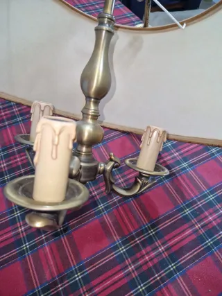 Lámpara de techo dorada con tulipas