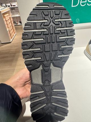 Zapatillas deportivas negras y plateadas