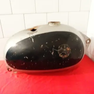 Depósito Bultaco con agujero