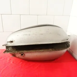 Depósito Bultaco con agujero