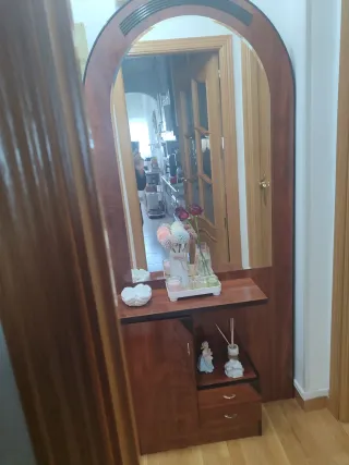 Mueble recibidor de madera con espejo