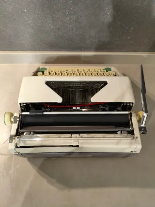 Máquina de escribir Olympia Mónica