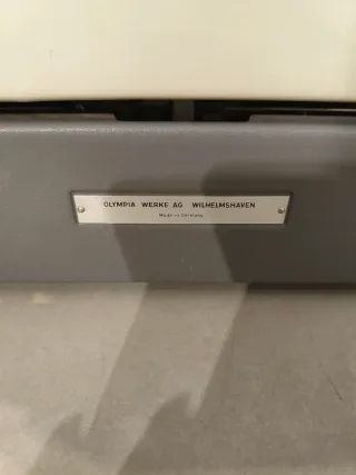Máquina de escribir Olympia Mónica