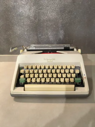 Máquina de escribir Olympia Mónica