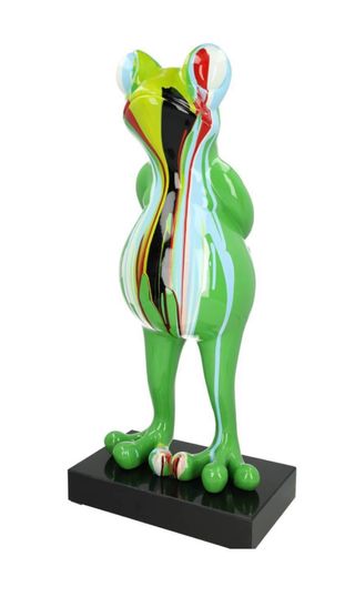 impresionante escultura de una rana de pie