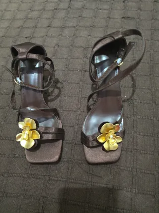 Sandalias T38 tacón flor dorada