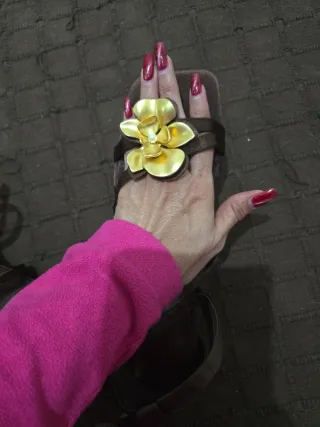 Sandalias T38 tacón flor dorada