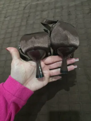 Sandalias T38 tacón flor dorada