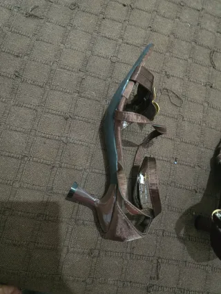 Sandalias T38 tacón flor dorada