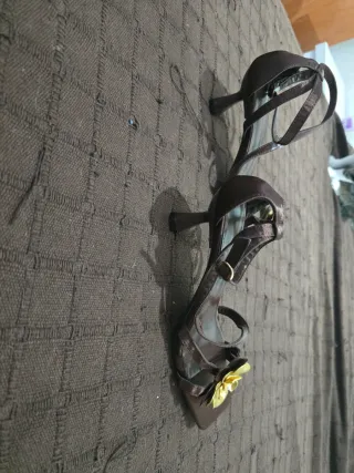 Sandalias T38 tacón flor dorada