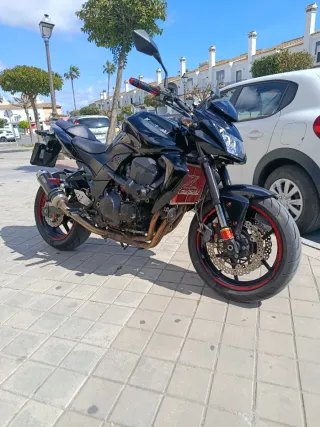 Moto Kawasaki Negra