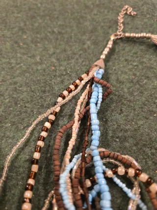 Collar de varios hilos con cuentas