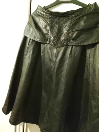 Falda de cuero negra con detalle