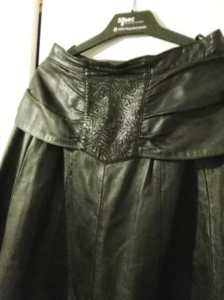 Falda de cuero negra con detalle