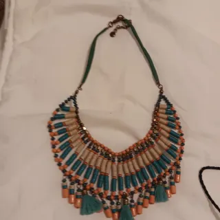 Colgantes multicolores con detalles rojos