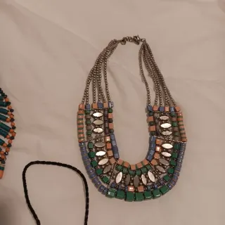 Colgantes multicolores con detalles rojos