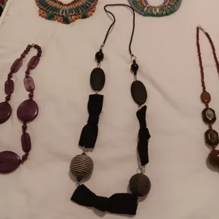 Colgantes multicolores con detalles rojos