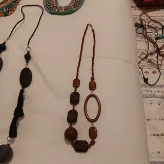 Colgantes multicolores con detalles rojos