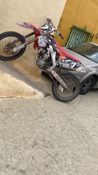 Moto de Cross Roja y Blanca