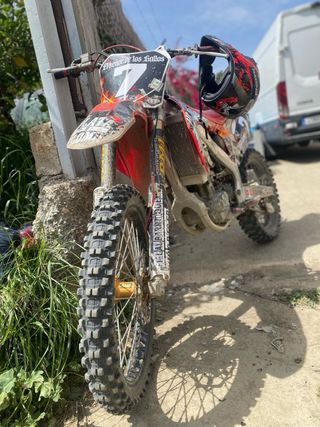 Moto de Cross Roja y Blanca
