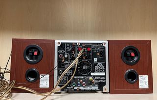 Radiocaset JVC con altavoces