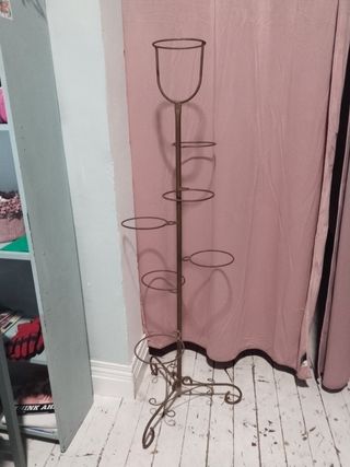 Torre jardinera vintage de hierro, resistente.